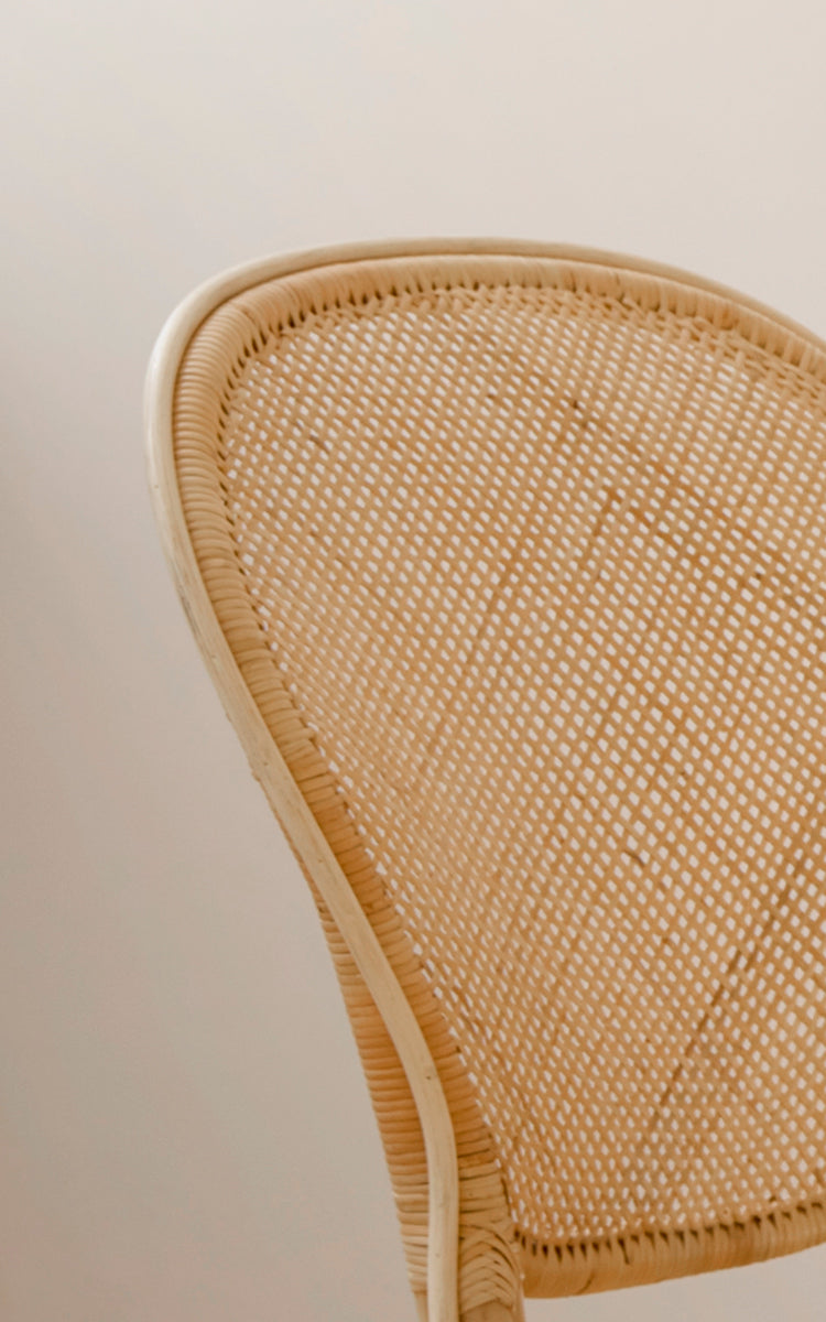 Dies ist ein Nahaufnahmebild von Rossini Esszimmerstuhl in natural rattan. Detailansicht der hellen Rattan-Korbgeflecht-Rückenlehne.