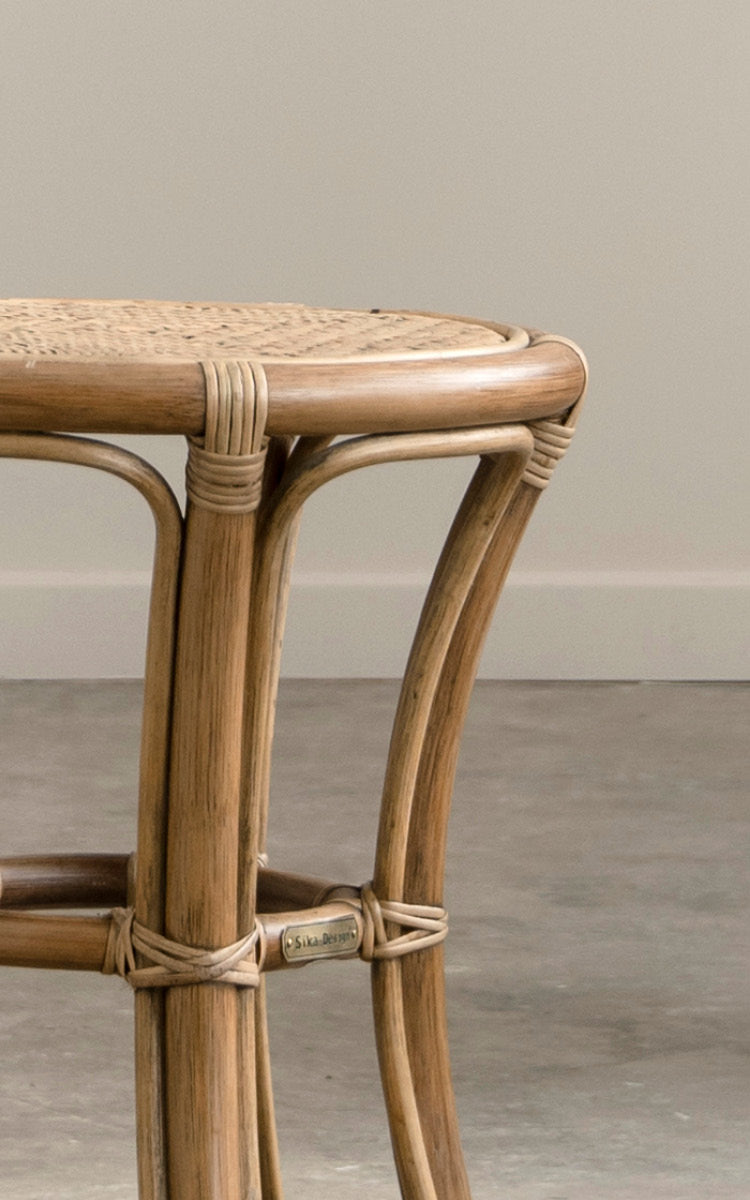 Dies ist ein Nahaufnahmebild von Bella Hocker in antique rattan.