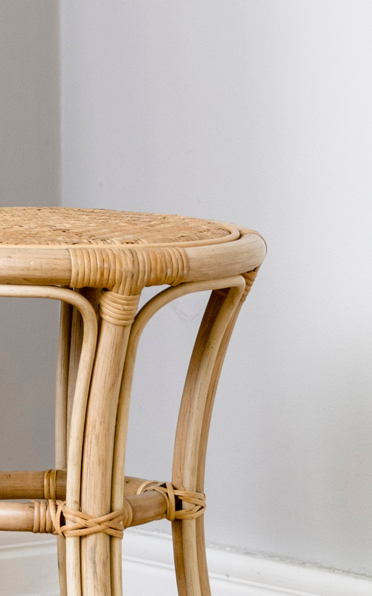 Dies ist ein Nahaufnahmebild von Bella Hocker in natural rattan.