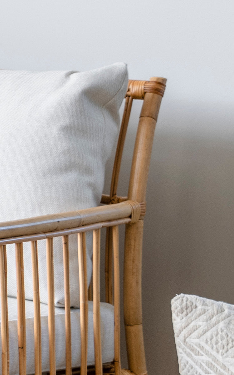 Dies ist ein Nahaufnahmebild von Caroline Sofa in natural rattan.