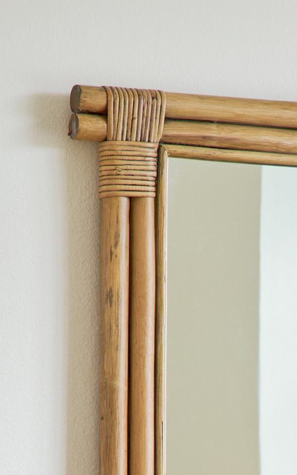 Dies ist ein Nahaufnahmebild von Rasmus Mirror 172 cm in antique rattan. Detail der gebündelten Rattanstäbe und der umwickelten Ecke des Spiegelrahmens.