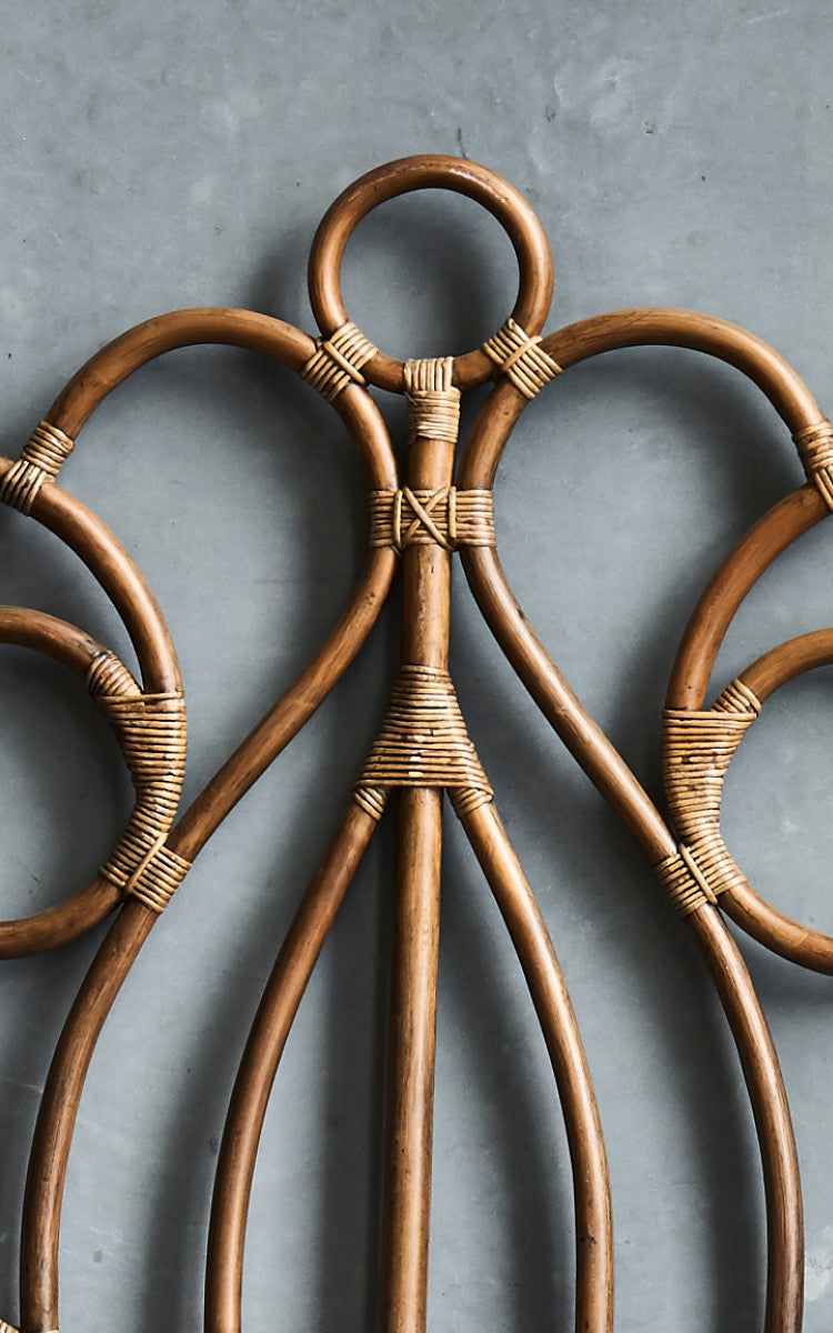 Dies ist ein Nahaufnahmebild von Natalia Kopfteil in antique rattan.