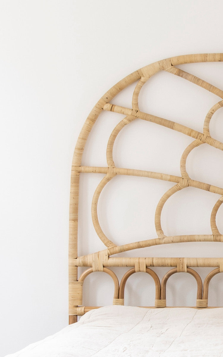 Dies ist ein Nahaufnahmebild von Celia Kopfteil in natural rattan.