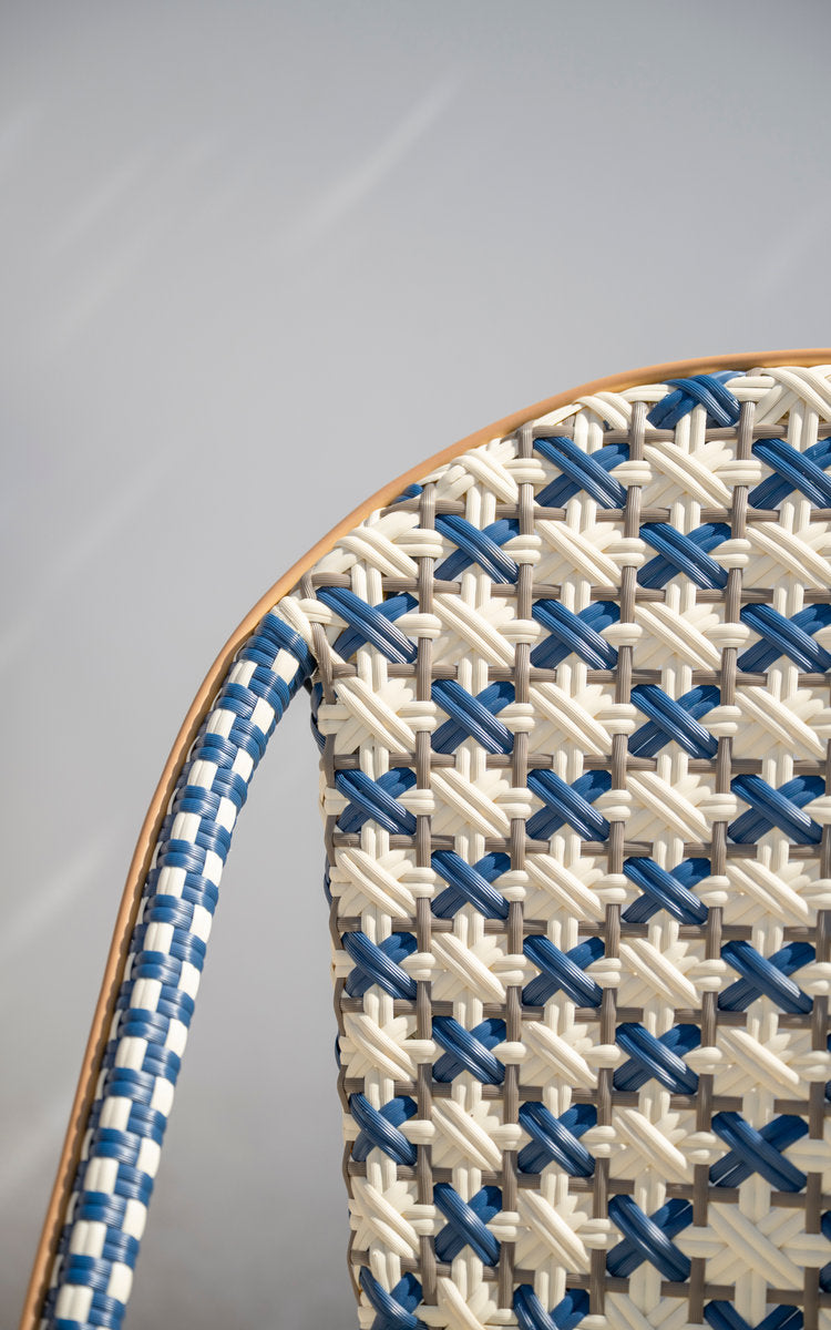 Dies ist ein Nahaufnahmebild von Sofie Außen-Esszimmerstuhl in almond aluminium frame starweave ivory navy blue cappuccino artfibre. Geflochtene Rückenlehne.