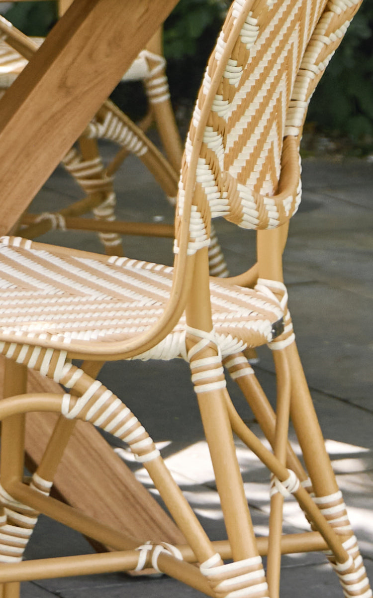 Dies ist ein Nahaufnahmebild von Isabell in almond aluminium frame Chevron Honey Ivory ArtFibre.