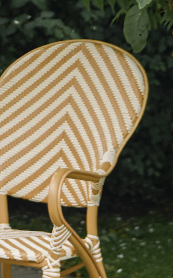 Dies ist ein Nahaufnahmebild von Isabell in almond aluminium frame Chevron Honey Ivory ArtFibre.