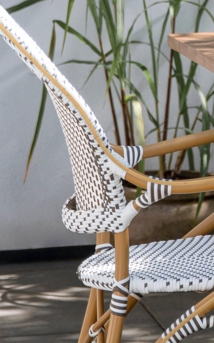 Dies ist ein Nahaufnahmebild von Isabell in almond aluminium frame White w cappuccino dot ArtFibre.