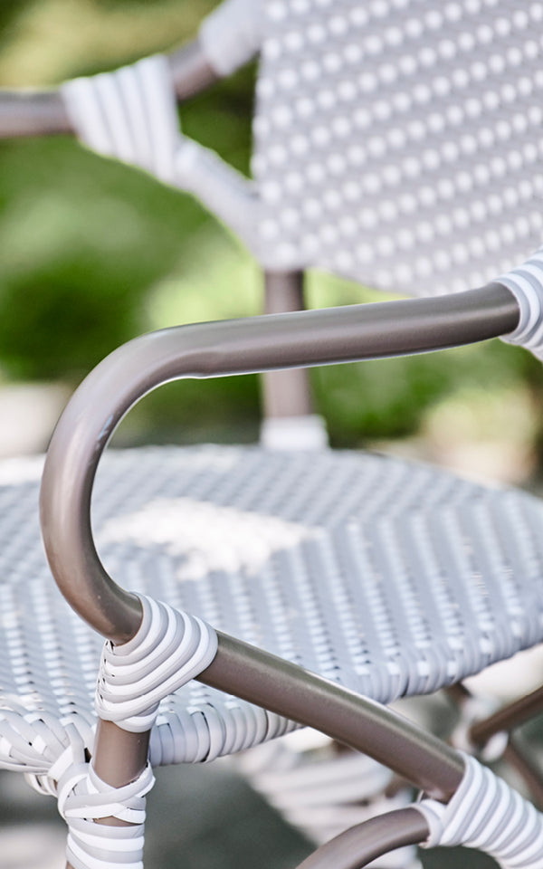Dies ist ein Nahaufnahmebild von Isabell in taupe aluminium frame Grey w white dot ArtFibre.