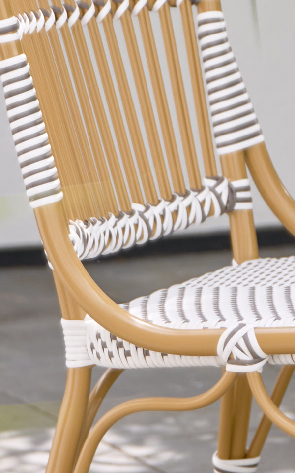 Dies ist ein Nahaufnahmebild von Monique Exterior Dining Chair i white w cappuccino dot ArtFibre. Detail des gestreiften Flechtmusters.