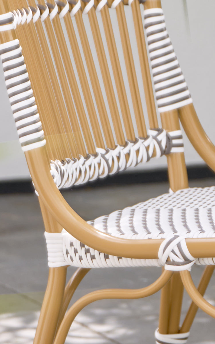 Dies ist ein Nahaufnahmebild von Monique Exterior Dining Chair i white w cappuccino dot ArtFibre. Detail des gestreiften Flechtmusters.
