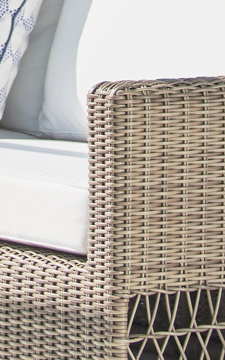 Dies ist ein Nahaufnahmebild von Carrie Lounge-Sessel in antique Grey ArtFibre Aluminium.