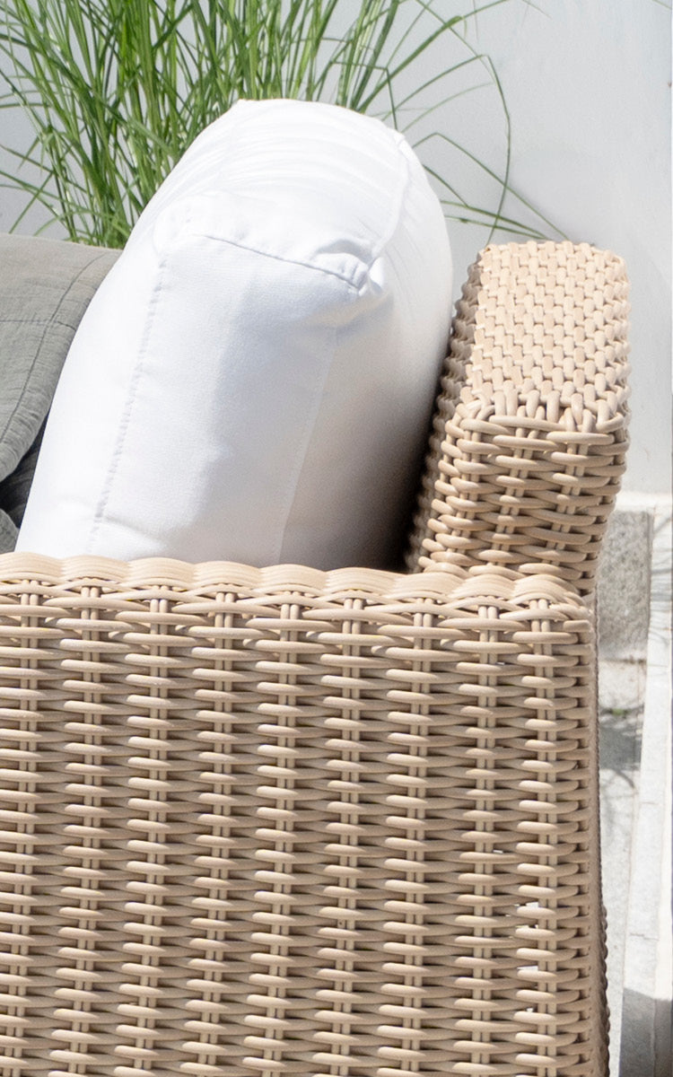 Dies ist ein Nahaufnahmebild von Carrie Lounge-Sessel in natural ArtFibre Aluminium.