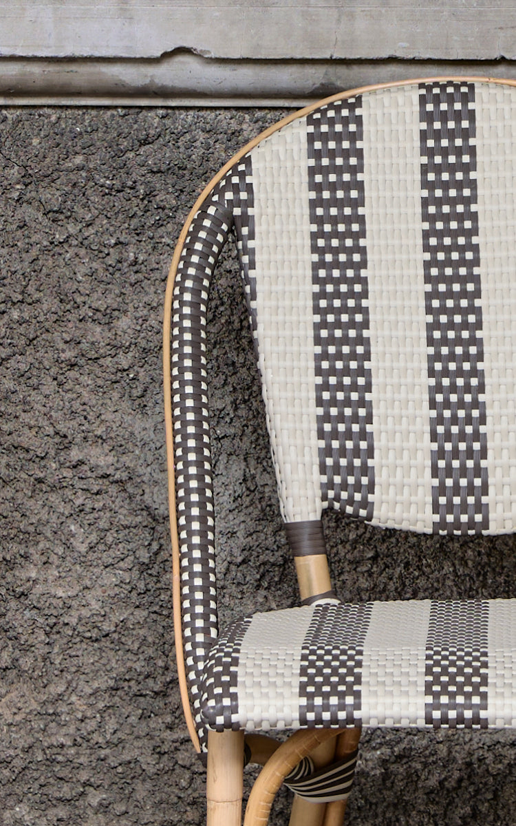 Dies ist ein Nahaufnahmebild von Sofie Esszimmerstuhl in striped cappuccino ivory artfibre skin on rattan frame.