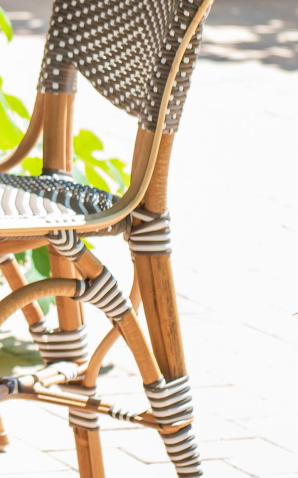 Dies ist ein Nahaufnahmebild von Isabell in cappuccino w white dot ArtFibre skin on rattan frame.