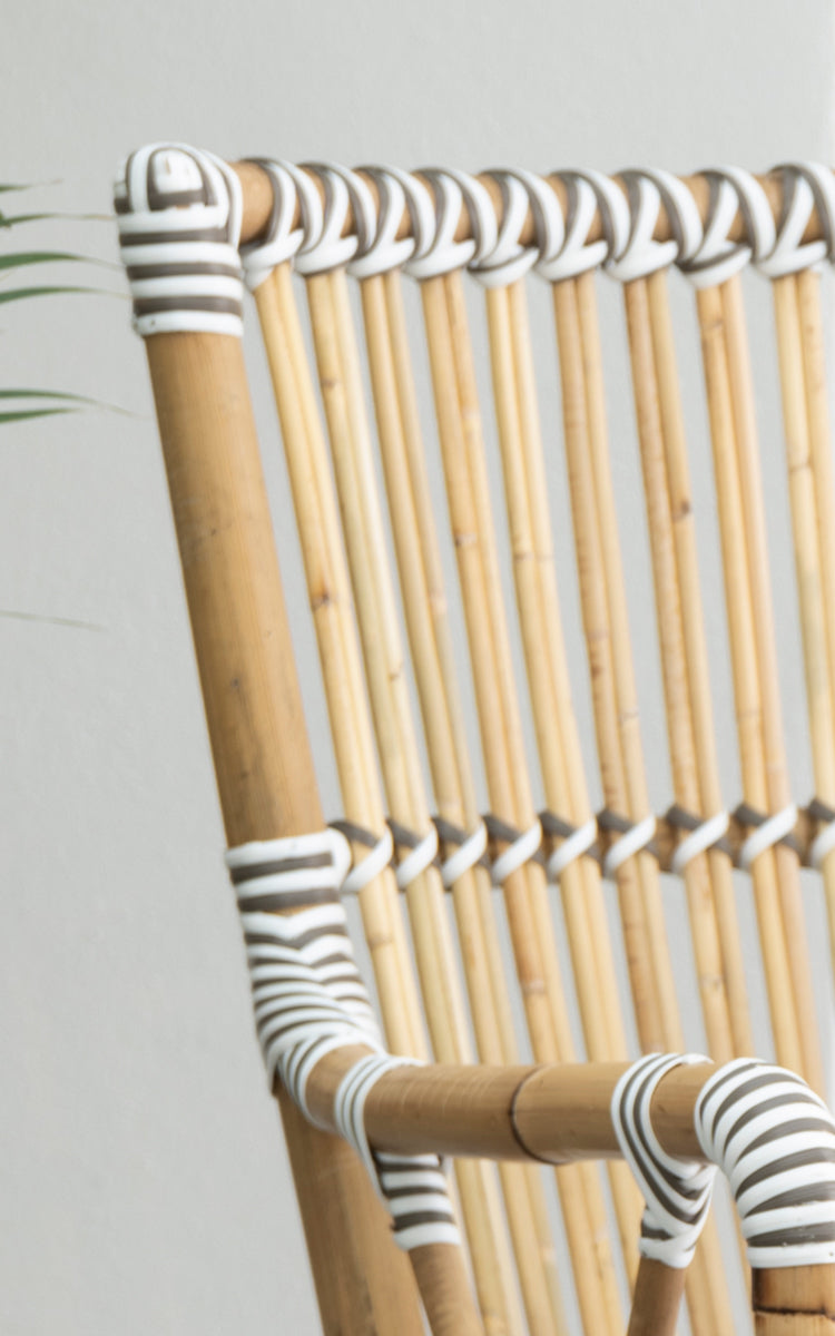 Dies ist ein Nahaufnahmebild von Monique Esszimmer-Armlehnstuhl in white w cappuccino dot artfibre skin on rattan frame.