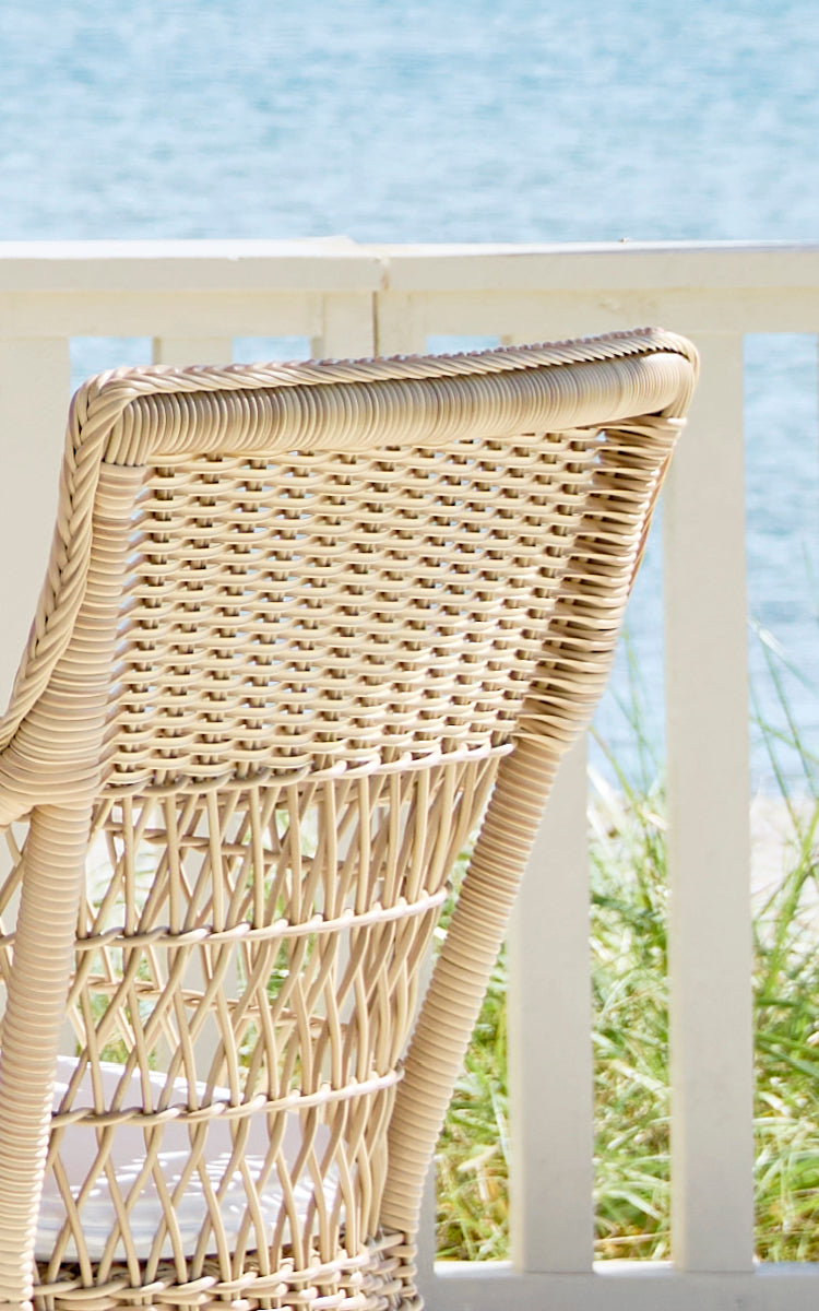 Dies ist ein Nahaufnahmebild von Marie Exterior Armchair i natural artfibre aluminium. Detail der geflochtenen Gitter-Rückenlehne und der Armlehnenumwicklung.