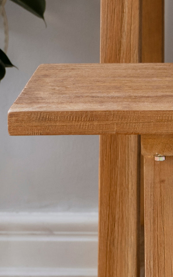 Dies ist ein Nahaufnahmebild von Lucas Teak Bank in teak indoor. Die massive Teakoberfläche zeigt warme Holzmaserung mit sauberen Kanten und stabilen Verbindungen.