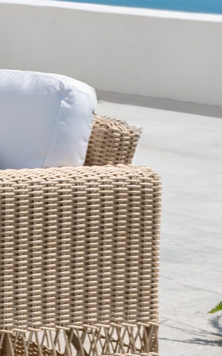 Dies ist ein Nahaufnahmebild von Carrie Sofa in natural ArtFibre Aluminium.