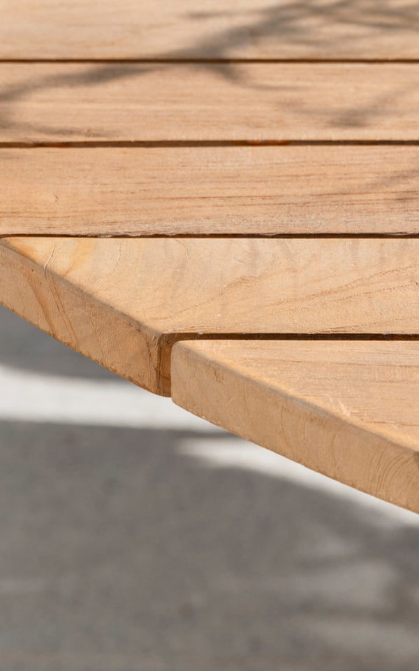 Dies ist ein Nahaufnahmebild von George Außentisch Ø120 in outdoor Teak.