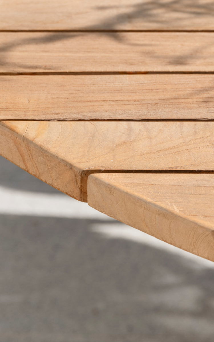 Dies ist ein Nahaufnahmebild von George Außentisch Ø120 in outdoor Teak.
