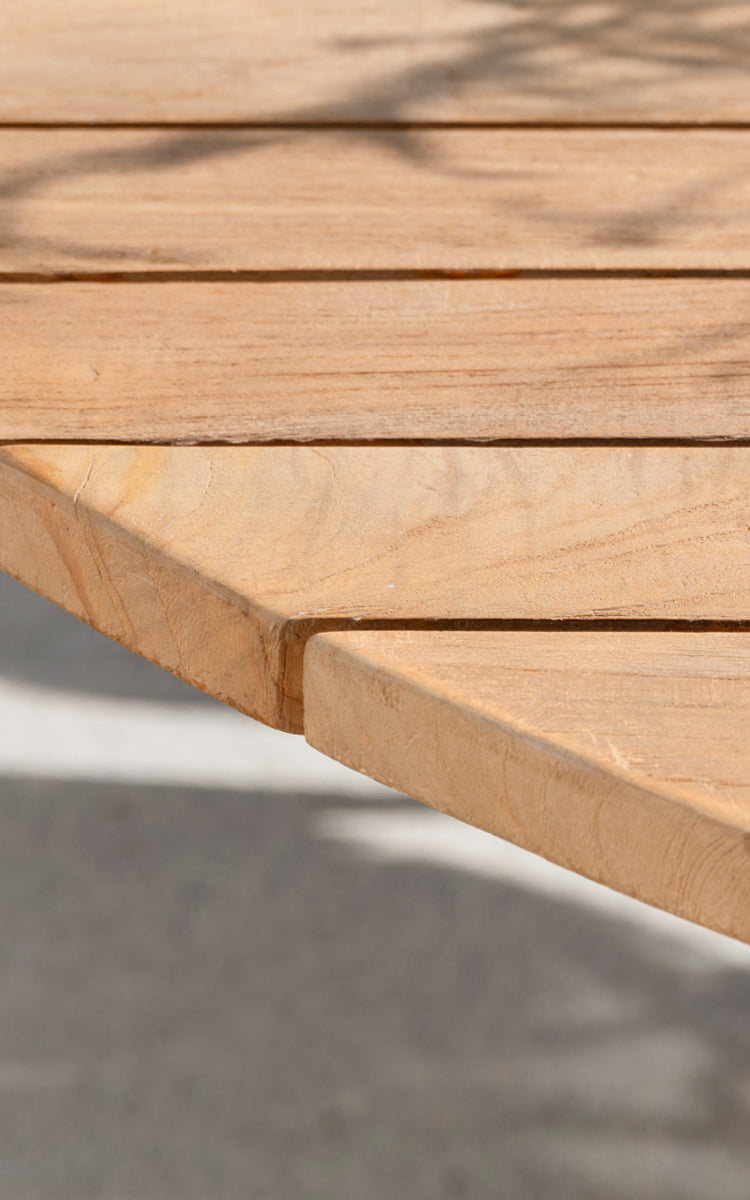 Dies ist ein Nahaufnahmebild von George Außentisch Ø160 in outdoor Teak.