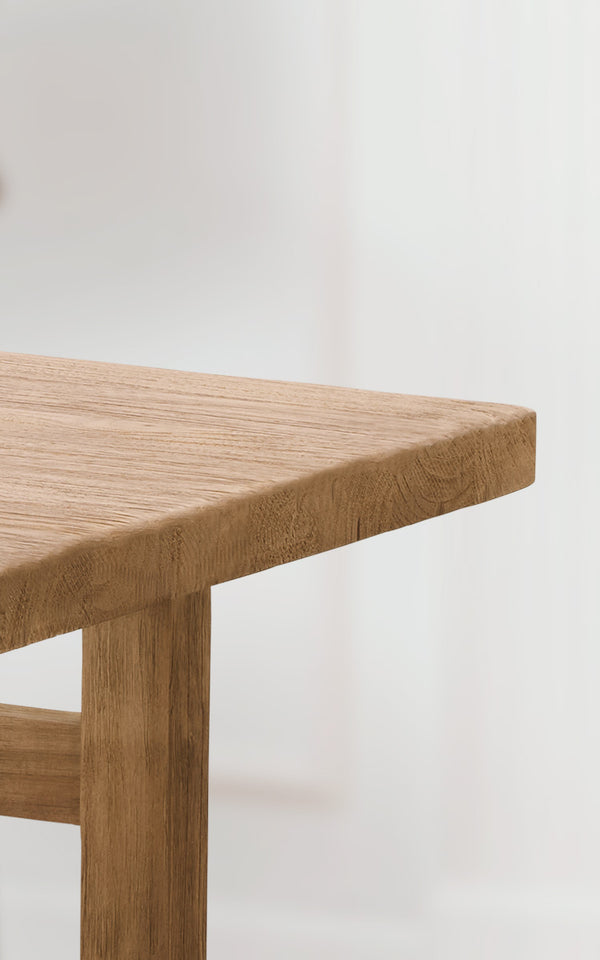 Dies ist ein Nahaufnahmebild von Alfred Couchtisch in teak indoor.