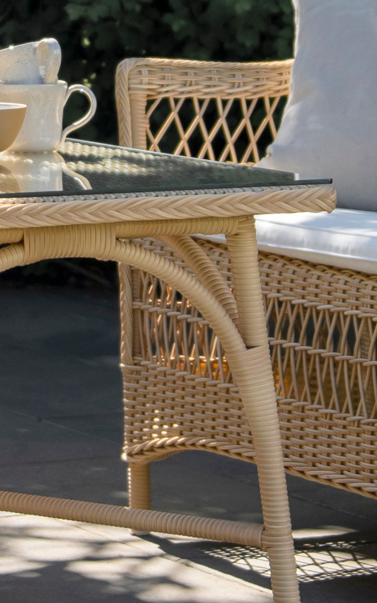 Dies ist ein Nahaufnahmebild von Victoria Exterior Coffee Table 100x60 cm in natural artfibre aluminium.