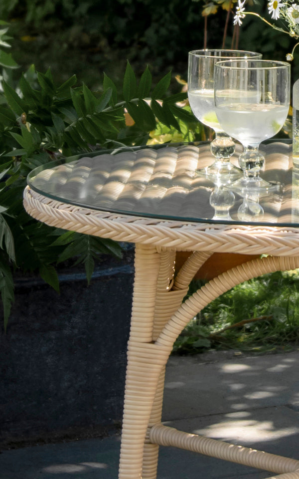 Dies ist ein Nahaufnahmebild von Victoria Exterior Coffee Table Ø80 cm in natural artfibre aluminium. Detail der geflochtenen Textur und Rahmenkonstruktion.