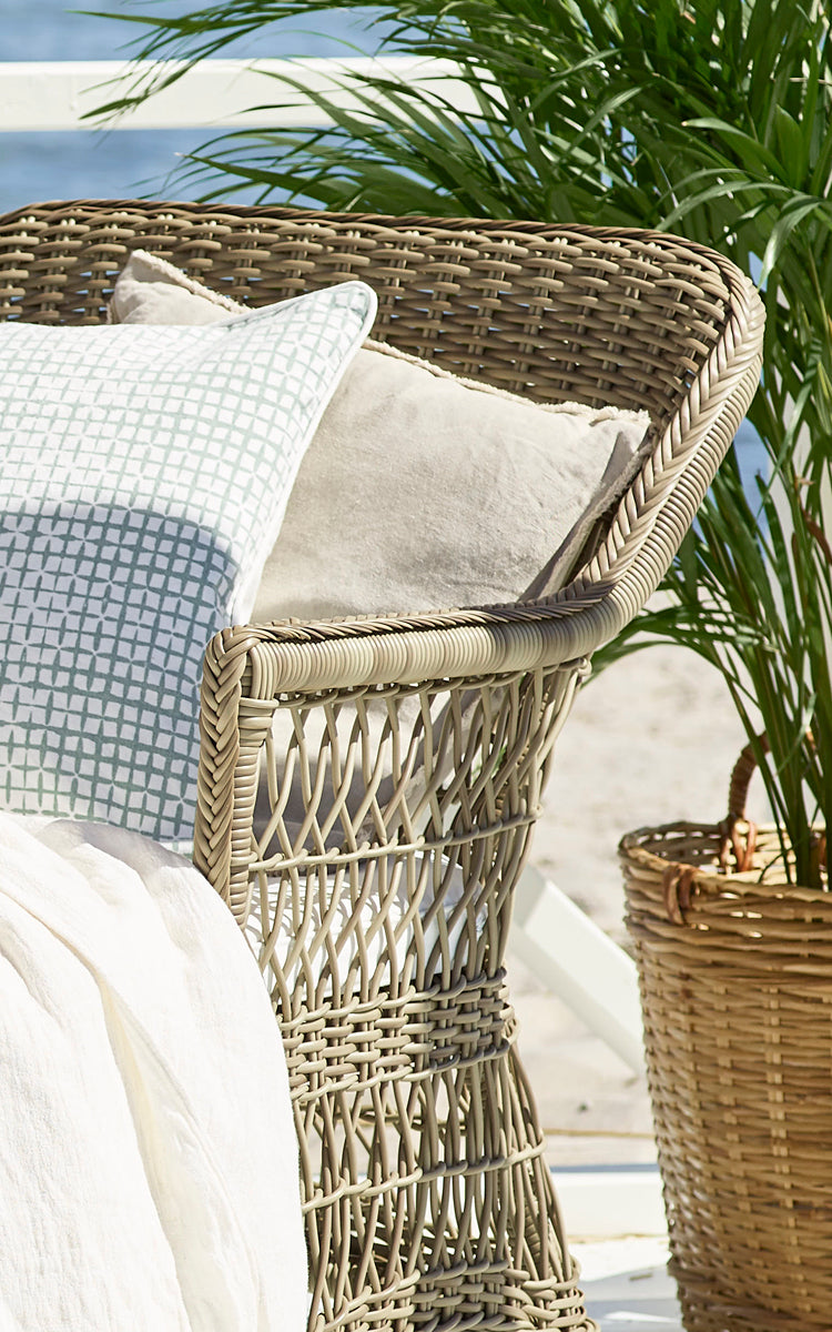 Dies ist ein Nahaufnahmebild von Olivia Exterior Sunbed i antique grey artfibre aluminium. Detail der geflochtenen ArtFibre-Seitenverkleidung.
