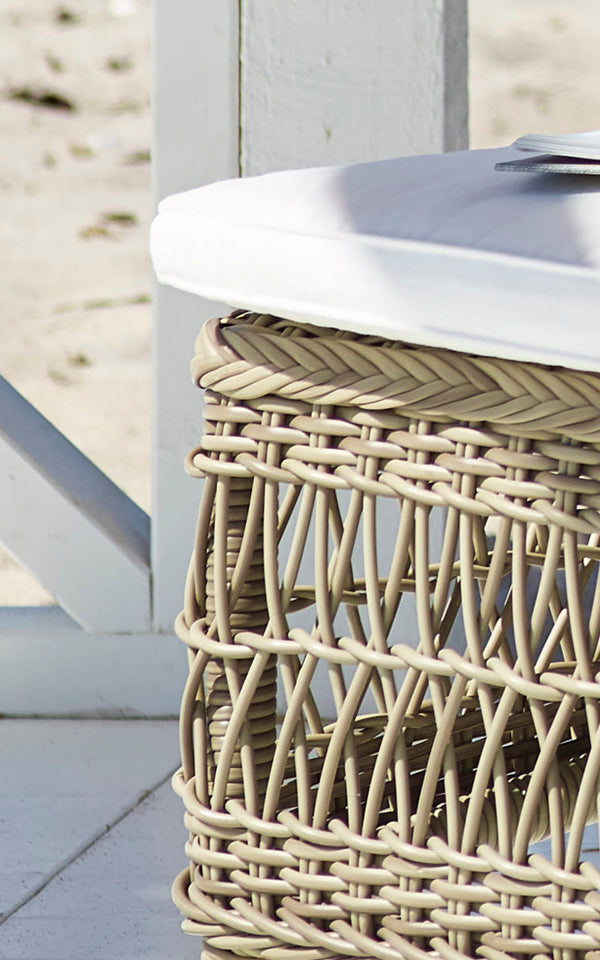 Dies ist ein Nahaufnahmebild von Daisy Sonnenliege in antique Grey ArtFibre Aluminium.