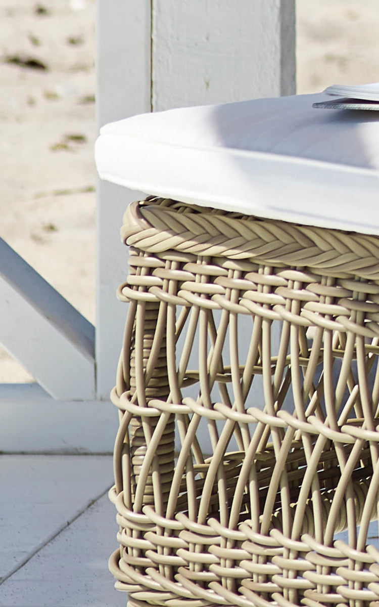Dies ist ein Nahaufnahmebild von Daisy Sonnenliege in antique Grey ArtFibre Aluminium.