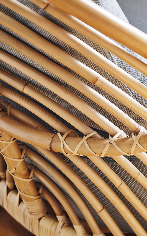 Dies ist ein Nahaufnahmebild von Charlottenborg Lounge-Sessel in polished Natural Rattan.