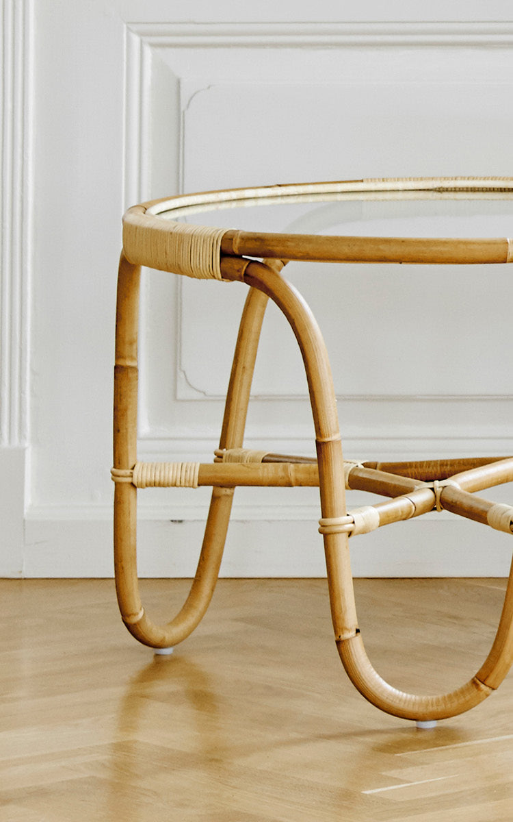 Dies ist ein Nahaufnahmebild von Charlottenborg Couchtisch in polished Natural Rattan.