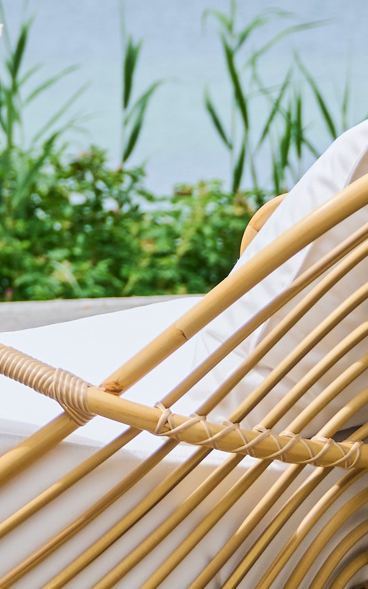 Dies ist ein Nahaufnahmebild von Charlottenborg Außen-2-Sitzer-Sofa in natural Aluminium ArtFibre.