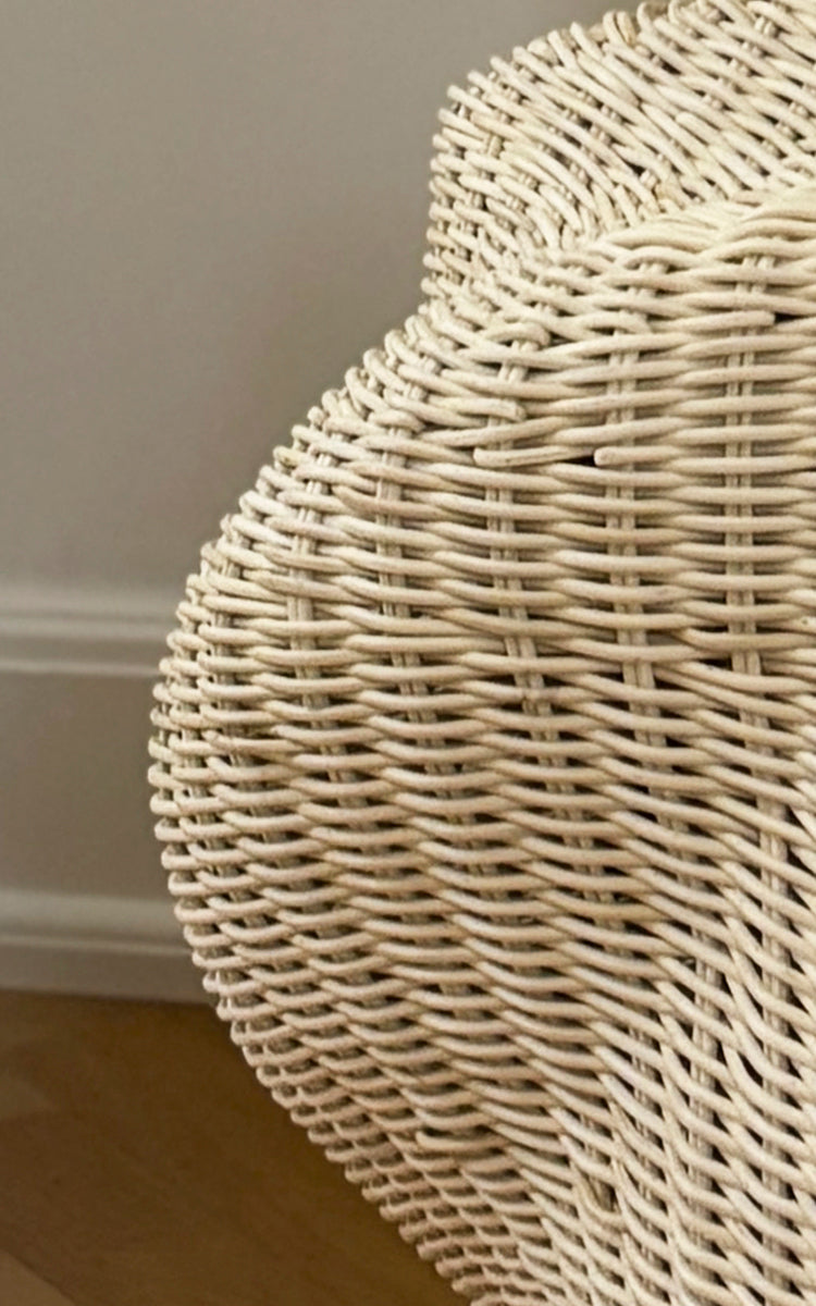 Dies ist ein Nahaufnahmebild von Solaris Basket Ø46 cm in natural core weave iron frame. Detail des größeren offenen Rattanring-Korbs mit Kreuzbindungen.
