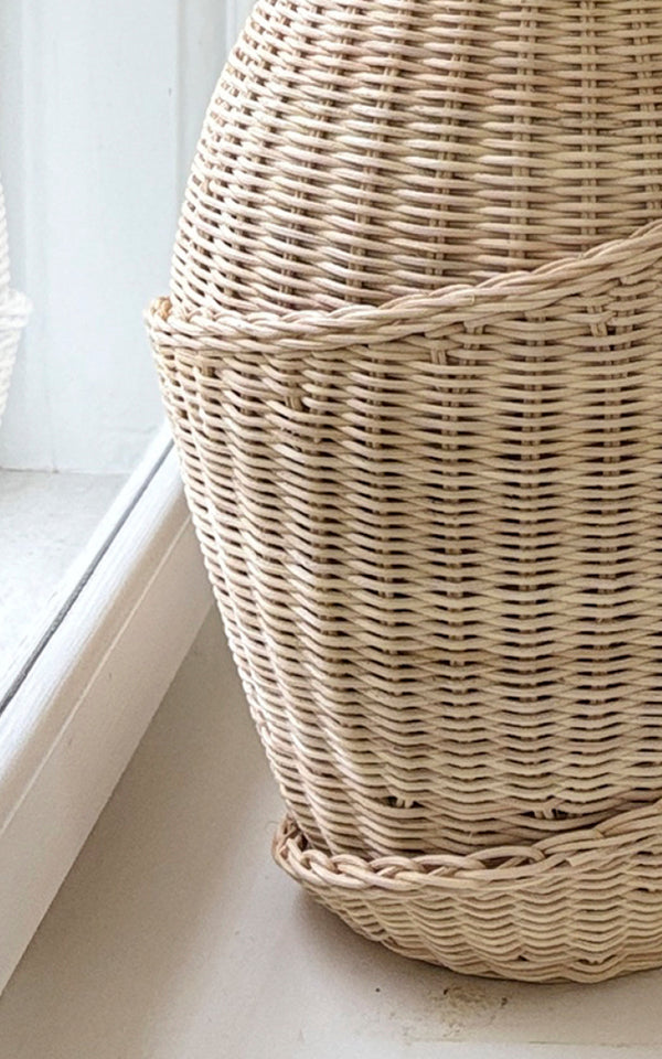 Dies ist ein Nahaufnahmebild von Floris Korb in natural core weave iron frame.