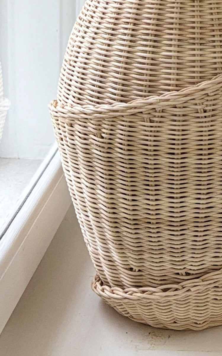 Dies ist ein Nahaufnahmebild von Floris Korb in natural core weave iron frame.