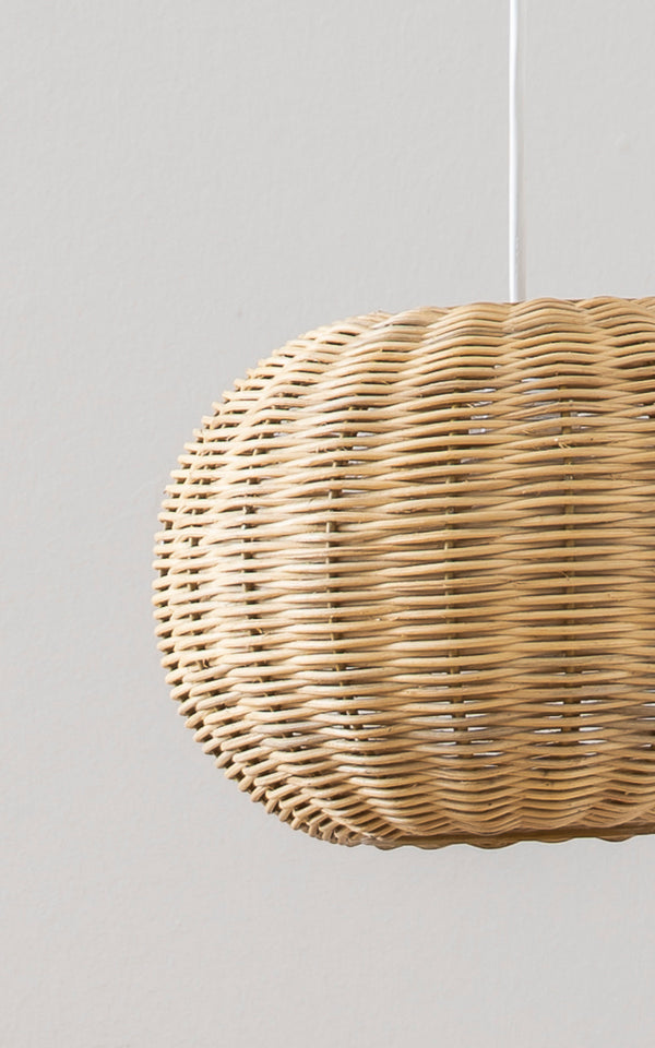 Dies ist ein Nahaufnahmebild von Tangelo Lampshade Ø24 cm | Extra Small in natural rattan. Detail des abgerundeten naturfarbenen Rattan-Pendelgeflechts.