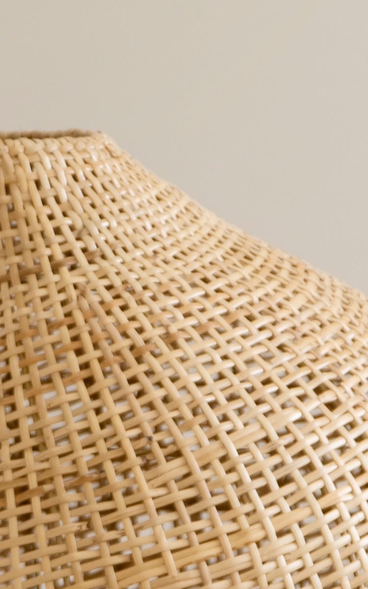 Dies ist ein Nahaufnahmebild von Figura Stehlampen-Schirm in light natural weave rattan.