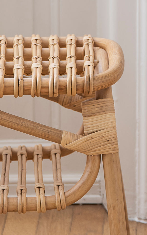 Dies ist ein Nahaufnahmebild von Machiya Bank in natural skin on rattan. Umwickelte Rattanverbindungen und offene Sitzflechtkonstruktion im Detail.