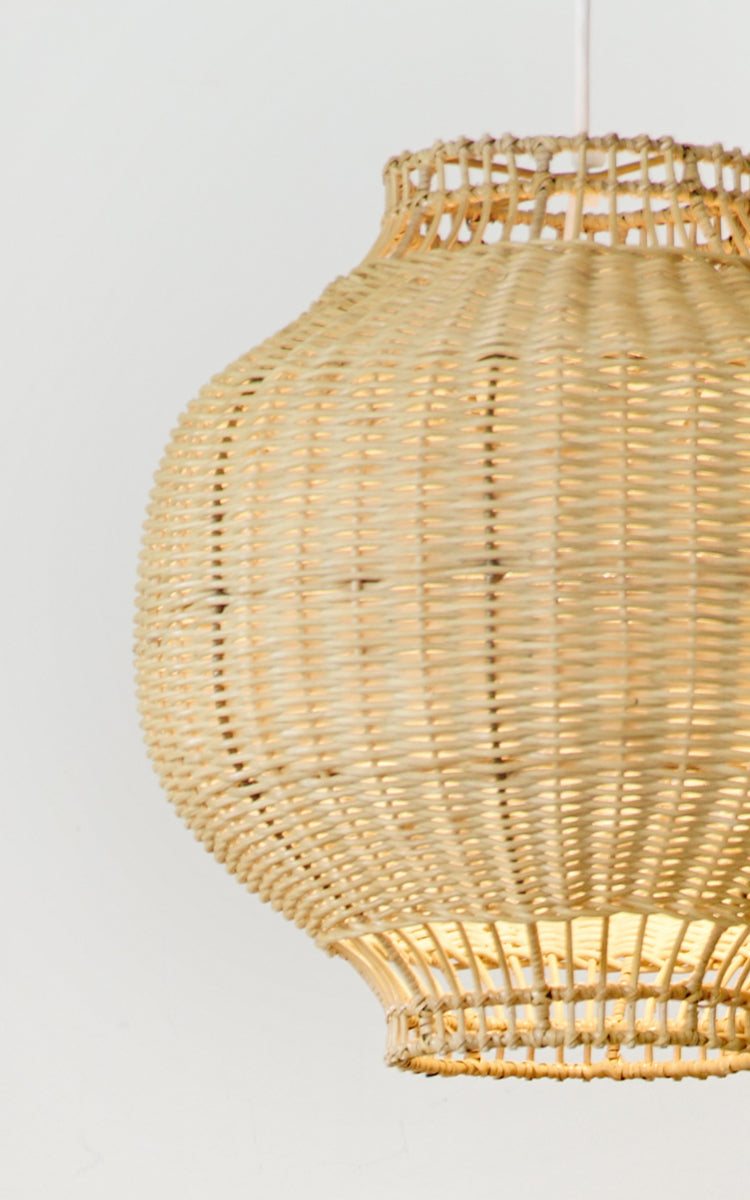 Dies ist ein Nahaufnahmebild von Tomos Lampenschirm in natural core weave rattan frame. Die abgerundete bauchige Form mit dem filigranen Geflecht ist gezeigt.
