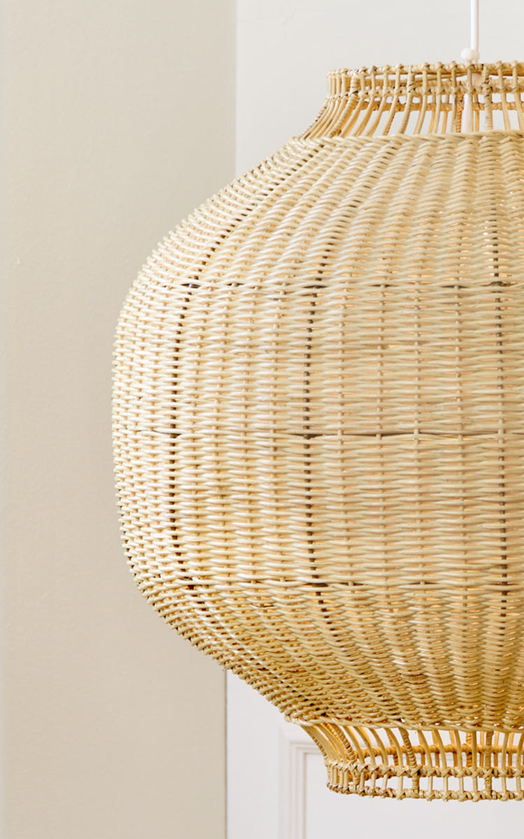Dies ist ein Nahaufnahmebild von Tomori Lampenschirm in natural core weave rattan frame. Die große Tonnenform mit feinem Flechtdetail ist gezeigt.