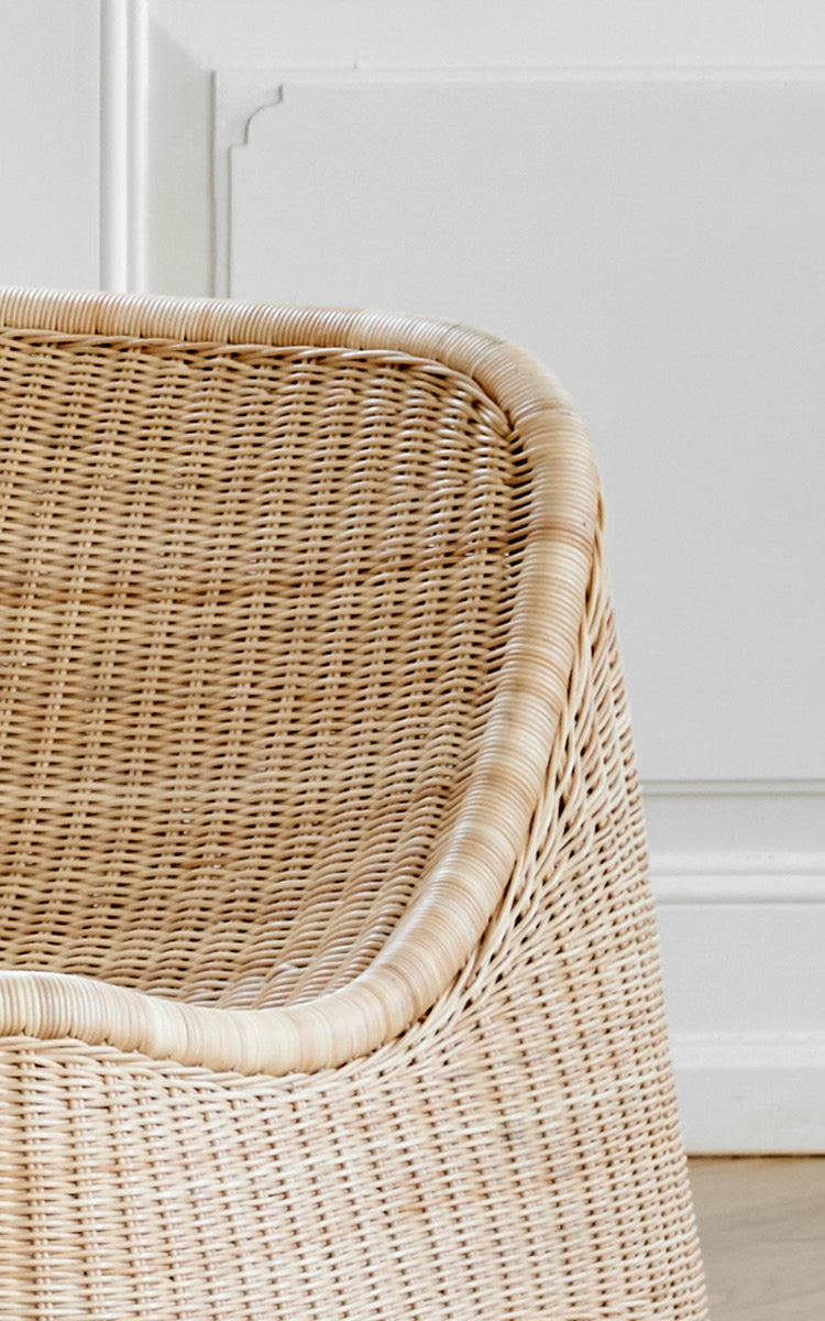 Dies ist ein Nahaufnahmebild von Chill Lounge-Sessel in natural core weave Rattan frame.