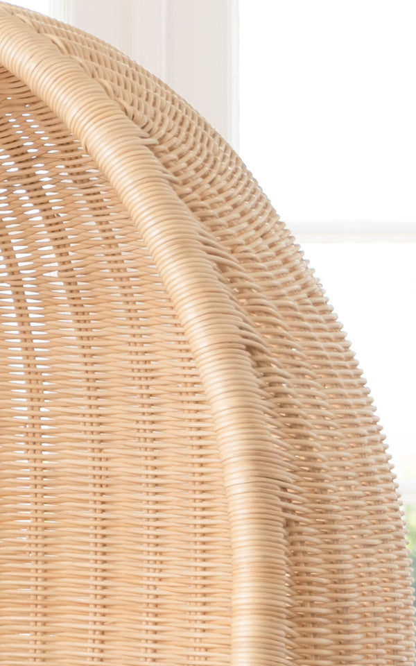 Dies ist ein Nahaufnahmebild von Hanging Hängesessel Junior in natural core weave Rattan frame.