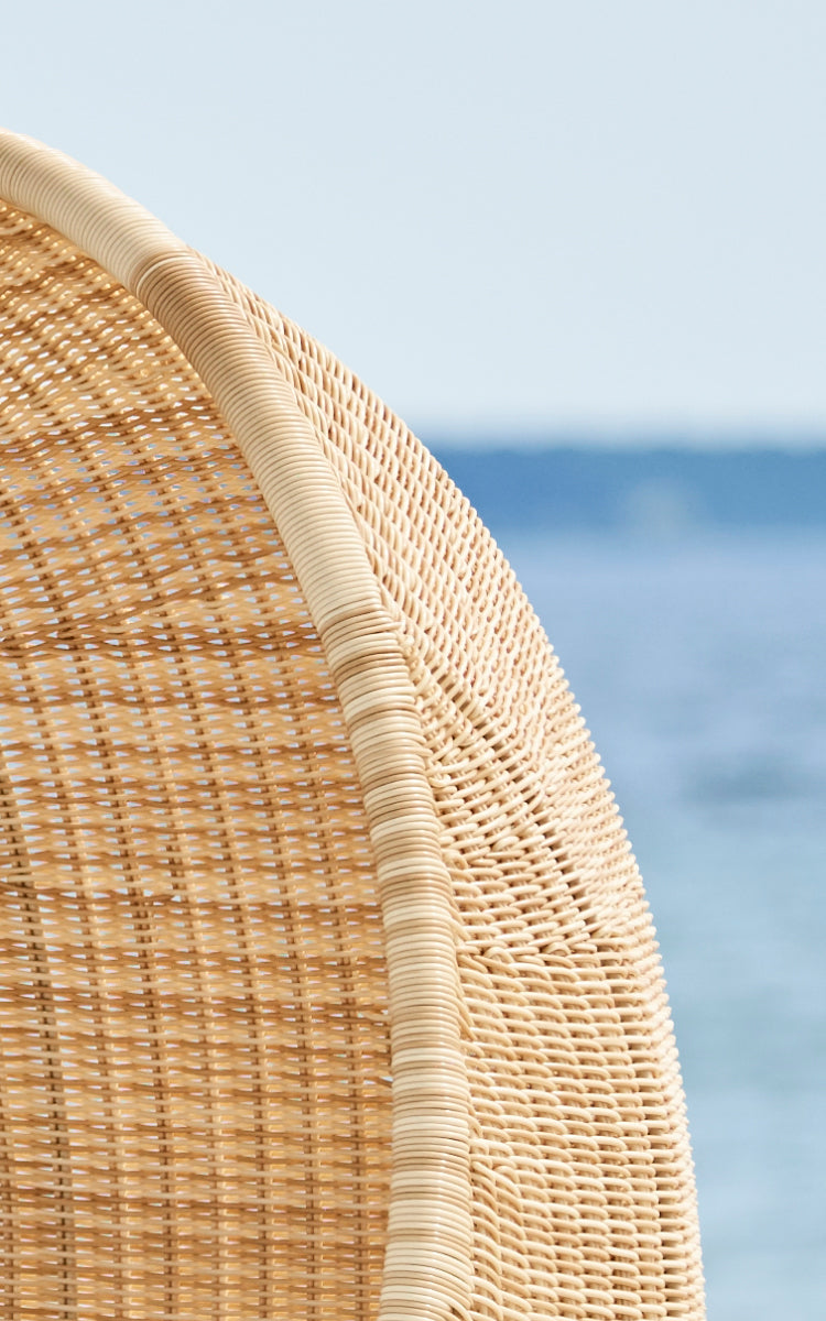 Dies ist ein Nahaufnahmebild von Hanging Außen-Hängesessel in natural core weave ArtFibre Aluminium.