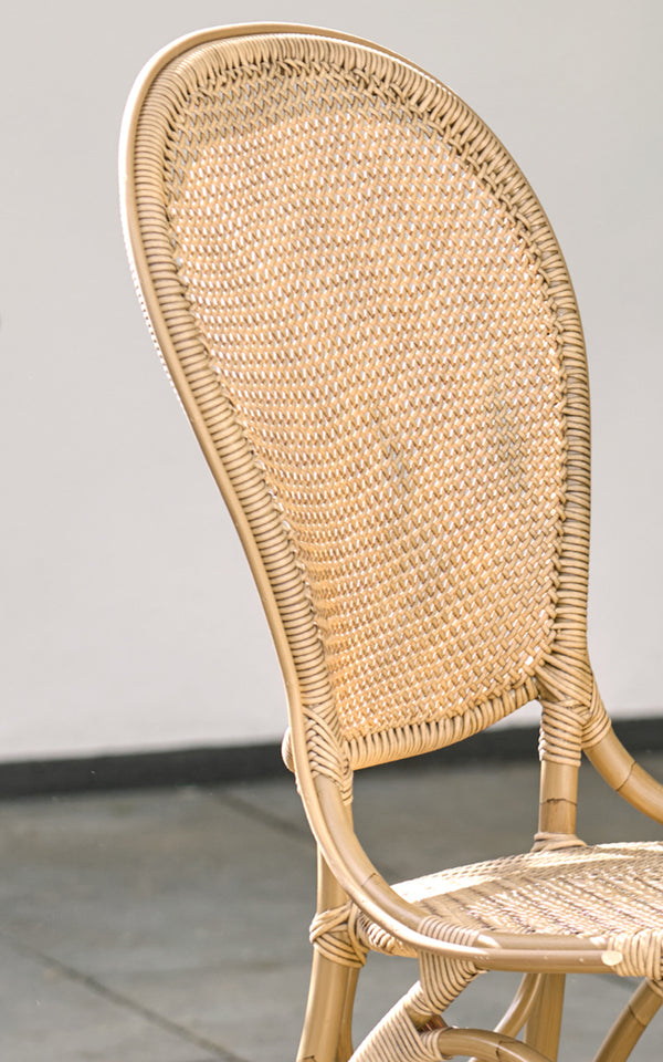 Dies ist ein Nahaufnahmebild von Rossini Außen-Esszimmerstuhl in antique aluminium artfibre. Detail der geflochtenen Textur und Rahmenkonstruktion.