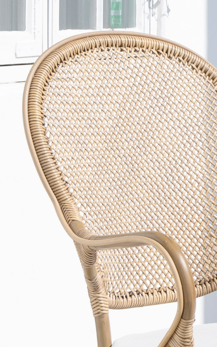 Dies ist ein Nahaufnahmebild von Rossini Außen-Esszimmer-Armlehnstuhl in antique aluminium artfibre. Detail der geflochtenen Textur und Rahmenkonstruktion.