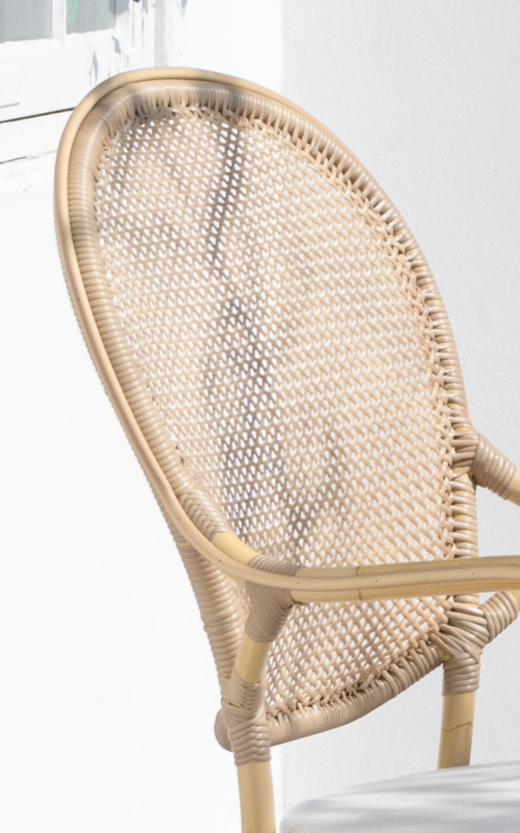 Dies ist ein Nahaufnahmebild von Rossini Außen-Esszimmer-Armlehnstuhl in natural aluminium artfibre. Detail der geflochtenen Textur und Rahmenkonstruktion.