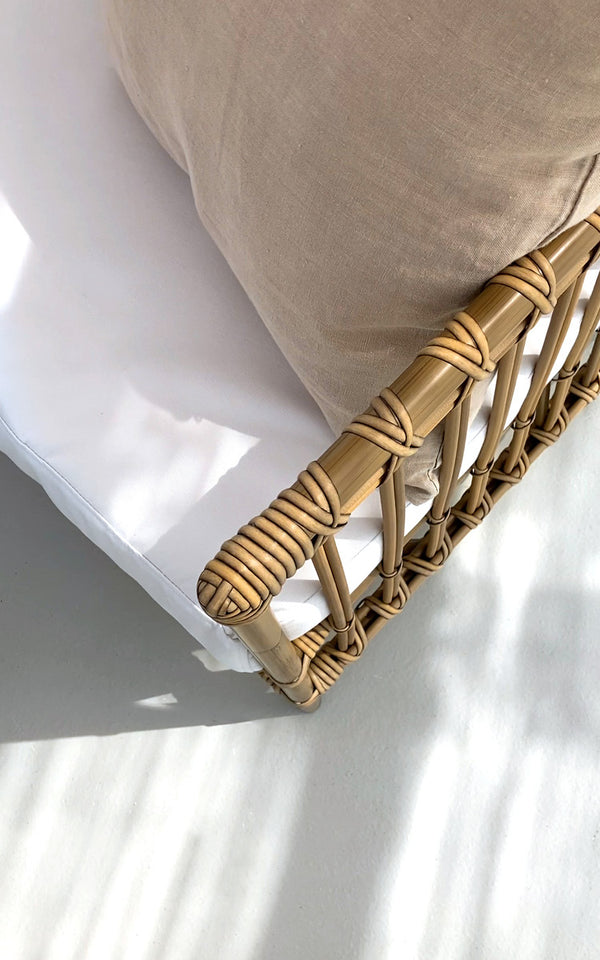 Dies ist ein Nahaufnahmebild von Caroline Außen-Lounge-Sessel in antique Aluminium ArtFibre.