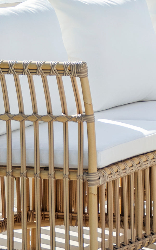 Dies ist ein Nahaufnahmebild von Meghan Exterior Dining Bench Corner Module i natural aluminium artfibre. Detail der vertikalen Stab-Rückenlehne.